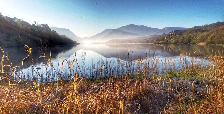 在湖,llyn padarn高清壁纸草地上的风景摄影