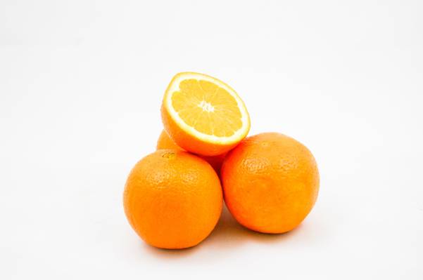 三个圆橙与切片水果高清壁纸