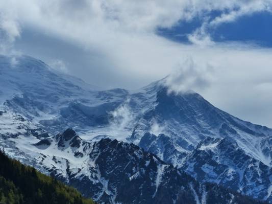 在蓝蓝的天空下的积雪覆盖的山高清壁纸