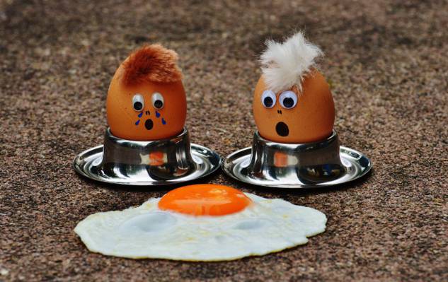 sunnyside鸡蛋和两个棕色鸡蛋高清壁纸