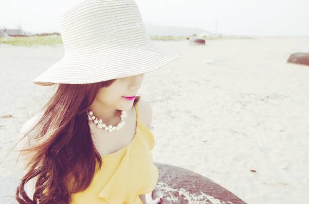 女人穿着黄色的连衣裙在白天的时候高清壁纸海滩上