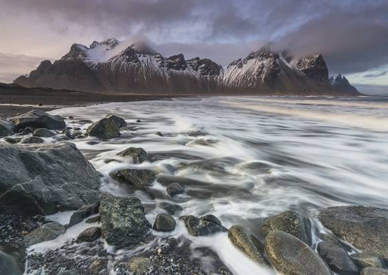 时间推移摄影的岩石海滨,冰岛高清壁纸