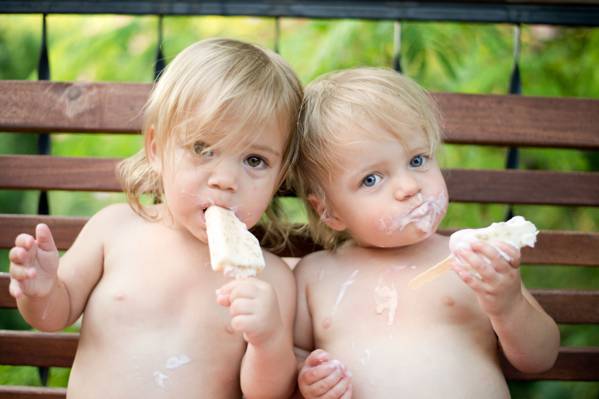 两个孩子在白天高清壁纸吃冰淇淋