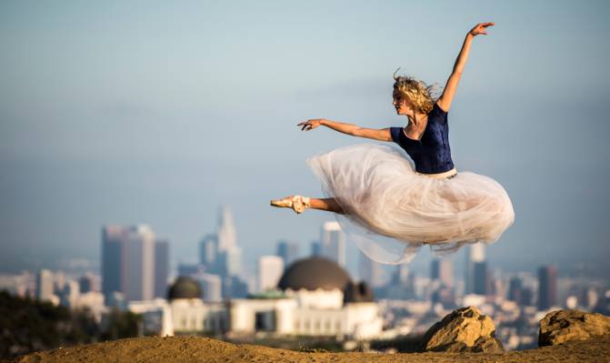 芭蕾舞女演员,在背景中,美丽的芭蕾舞,跳,普安特鞋,礼服,城市