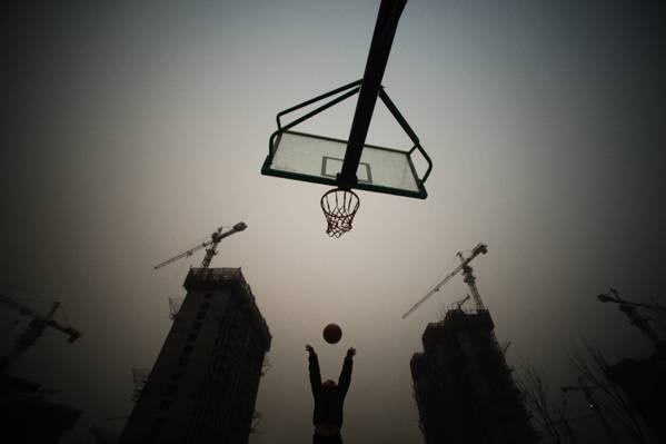 男人的眼睛视图的男人射击篮球箍环绕的建筑物与起重机在小插曲过滤器高清壁纸