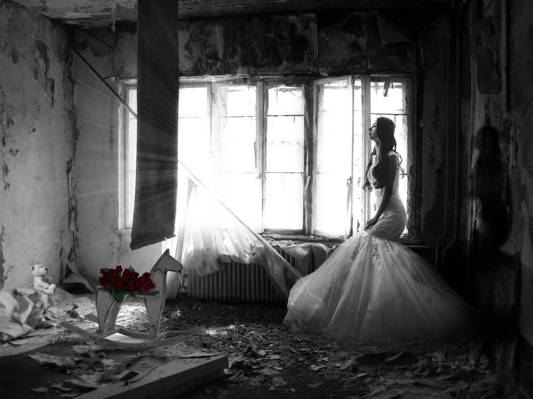 女人穿着白色的婚纱礼服里面被遗弃的房子HD wallpaper