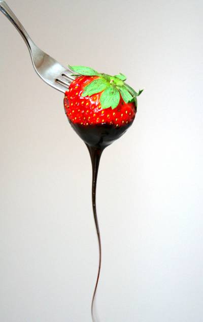 草莓水果沾巧克力糖浆与银叉高清壁纸