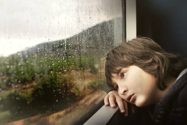 男孩穿着黑色拉链帽衫盯着玻璃窗口与水滴高清壁纸