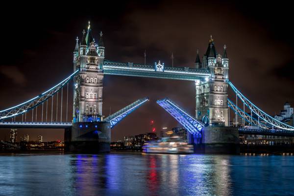 伦敦塔桥在夜间高清壁纸
