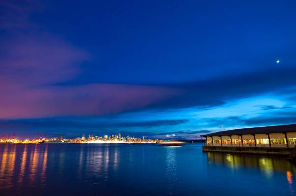 在夜间,蓝色的大海高清壁纸水体附近的照明建筑的照片