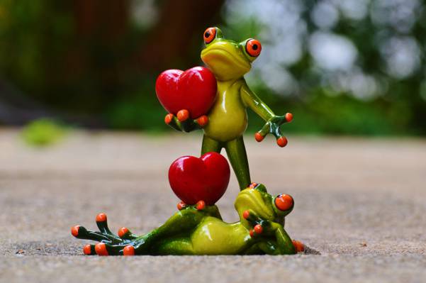 两个绿色的青蛙,抱着心陶瓷雕像在灰色道路高清壁纸