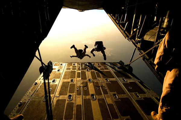 两人跳伞在黄金时间高清壁纸