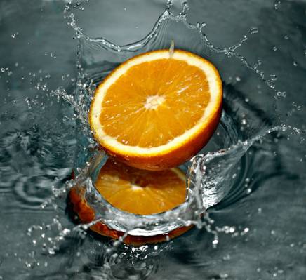 切片的橙色水果的照片泼在水上高清壁纸