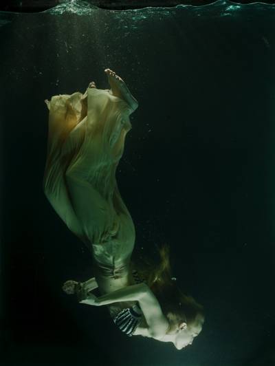 在水下高清壁纸身体下游泳的女人