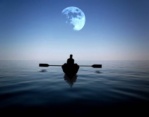 骑着一只船独自在月亮上空盘旋的月亮海上的人高清壁纸