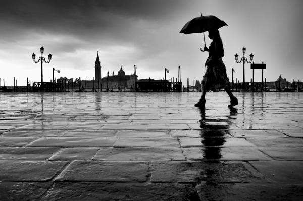 一个女孩走在公园举行伞,威尼斯高清壁纸的轮廓