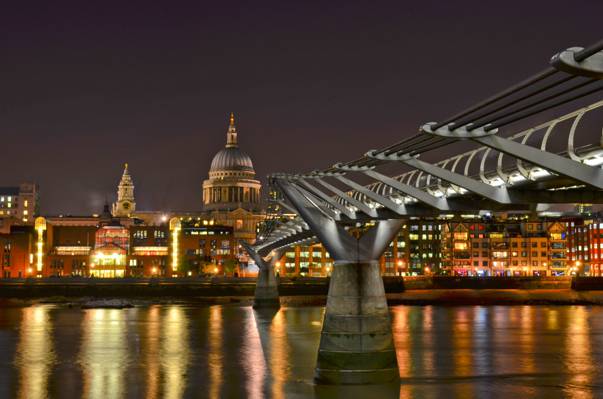 在夜间photoshopped城市景观,千年桥高清壁纸