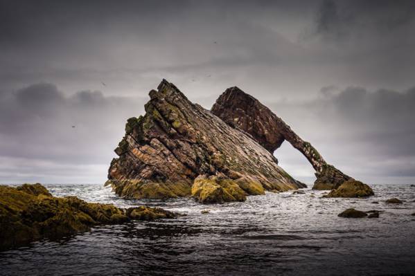 棕色岩石形成附近大水体,苏格兰高清壁纸