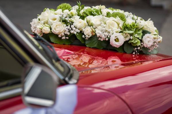 红色的车,白玫瑰,婚礼花束