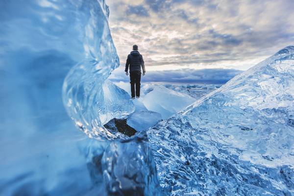 在白天高清壁纸期间走在冰原上的人