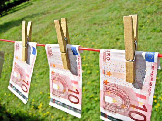 三个10欧元纸币挂在一天时间高清壁纸