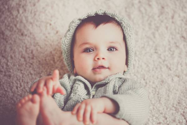婴儿穿着灰色连帽衫的特写照片衣服高清壁纸