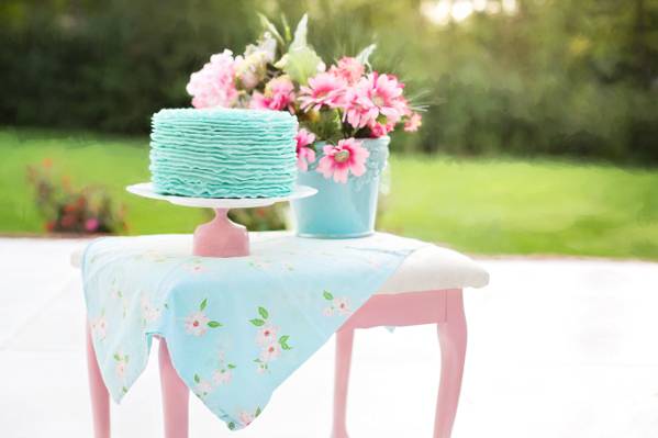粉红色的蓝色蛋糕有脚的蛋糕盘高清壁纸