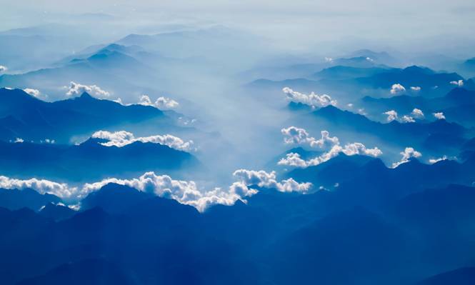 山顶上的风景照片与云彩HD墙纸