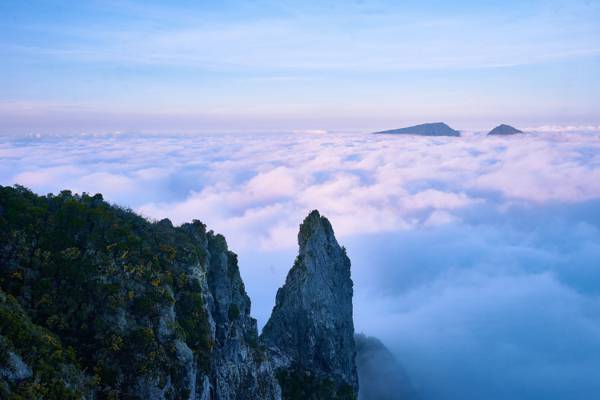 洛基山悬崖的鸟瞰图与海云层高清壁纸包围