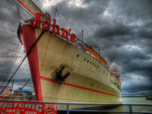 棕色和红色的船在码头下灰色的天空高清壁纸
