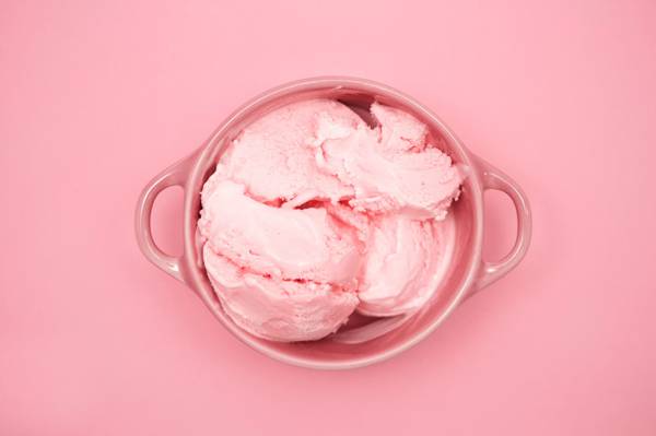 草莓冰淇淋,粉红色的立方体,杯