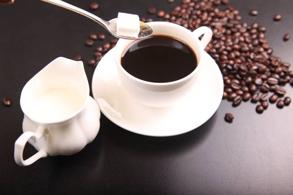 黑色液体在白色陶瓷茶杯旁边的咖啡豆高清壁纸