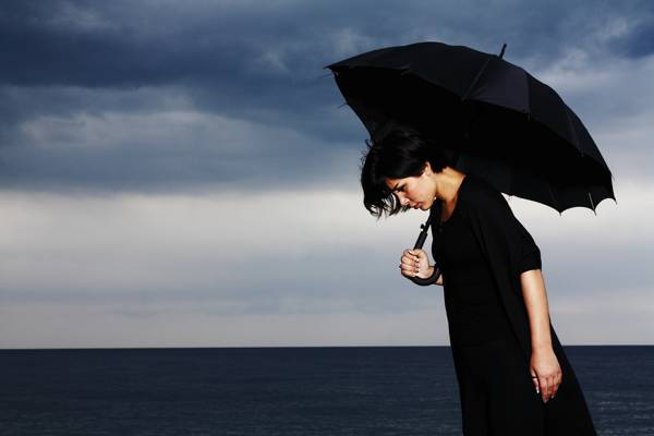 女人拿着黑色的雨伞高清壁纸