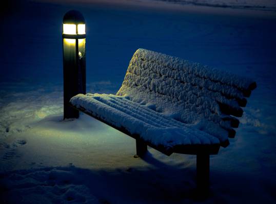 在棕色的木凳上的雪高清壁纸