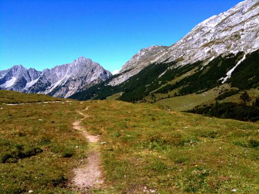 绿草田附近灰色的山脉,在蓝蓝的天空,蒂罗尔州,scharnitz,achensee,奥地利高清壁纸
