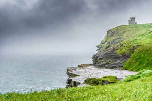 棕色的岩石悬崖附近的水,liscannor,爱尔兰高清壁纸