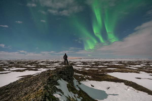 站在脚跟上白天与极光borealis,冰岛高清壁纸的人