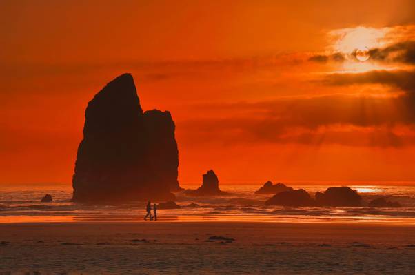 对,橙色的天空,波浪,太阳,岩石,沙滩