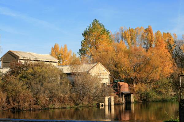 在风景摄影高清壁纸湖旁边的白色木房子