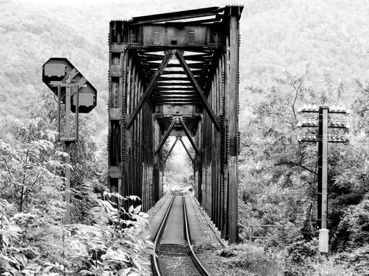 在木桥高清壁纸火车轨道的灰度照片