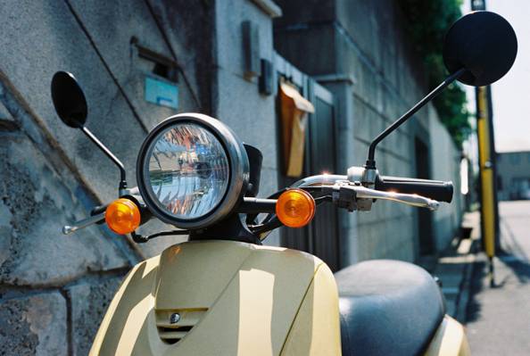 关闭米黄小型摩托车HD墙纸照片