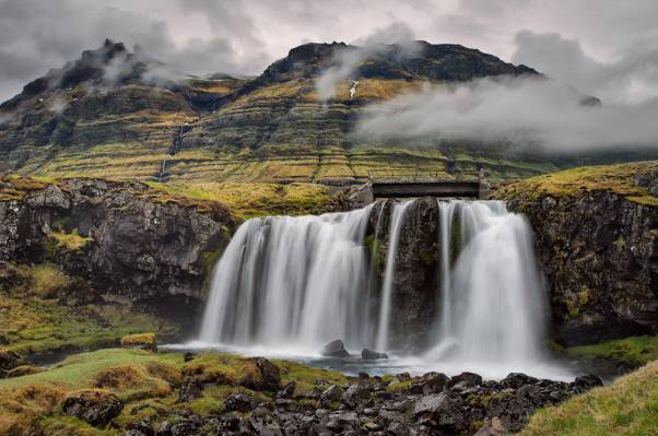 山,Kirkjufell,石头,瀑布,云彩,天空,冰岛