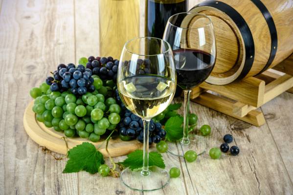 两个清晰的酒杯附近的白色和红色的葡萄和葡萄酒桶高清壁纸