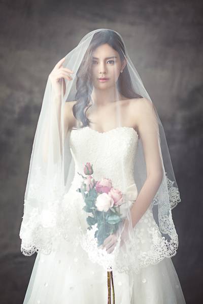 白色新娘礼服的女人拿着花束高清壁纸的面纱