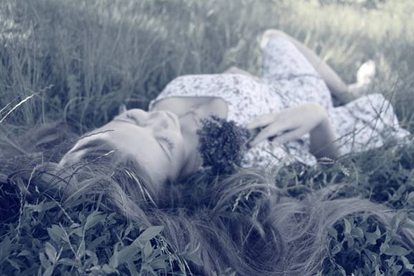 躺在草地特写照片在白天高清壁纸的花卉汤匙领礼服的女人