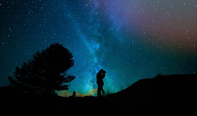 男人和女人附近树下星星在夜间高清壁纸的轮廓