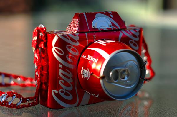 可口可乐手工制作的锡罐照相机选择性焦点高清壁纸
