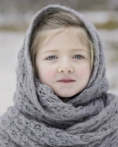 浅焦点摄影的女孩覆盖在灰色针织围巾高清壁纸