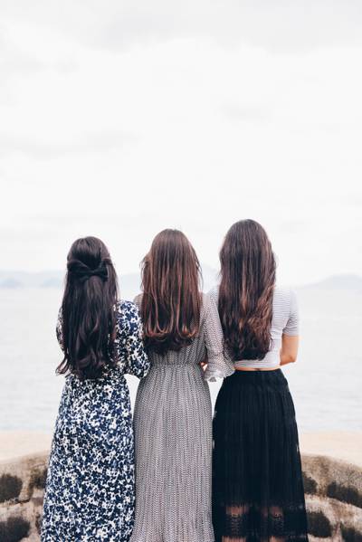 三个女孩站在棕色砖高清壁纸