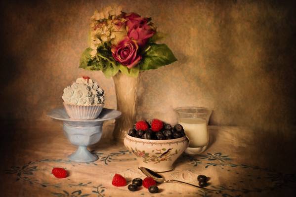蓝莓和草莓陶瓷碗高清壁纸